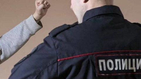 Агрессивный мужчина набросился на полицейского в Приморье