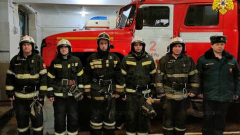 В Твери пожарные спасли мужчину из вспыхнувшего строительного вагончика