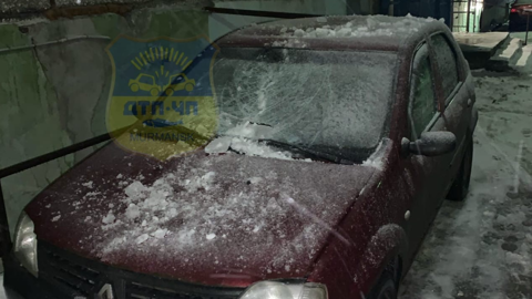 Утро начинается не с кофе: глыба льда упала на легковушку в Мурманске