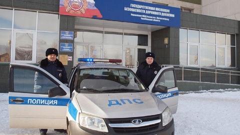 Полицейские спасли замерзающего на трассе в Челябинской области