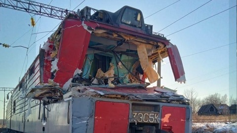 Грузовик превратил в груду обломков кабину локомотива