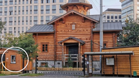 Иномарка въехала в церковную лавку московского храма