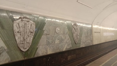 Пассажир упал под поезд на синей ветке московской подземки