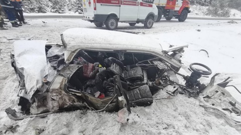 Два человека погибли в столкновении с фурой под Красноярском