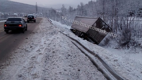 Фура улетела в кювет на спуске в Мурманской области