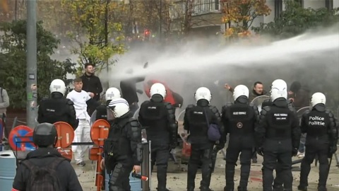 Водометы, газ и резиновые пули: в ЕС с протестующими не церемонятся