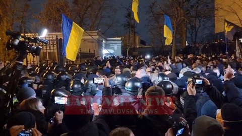 Беспорядки в Киеве. Участники молебна столкнулись с полицией