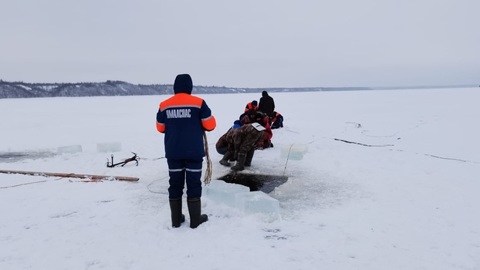 На Ямале ищут провалившегося на снегоходе под лед мужчину