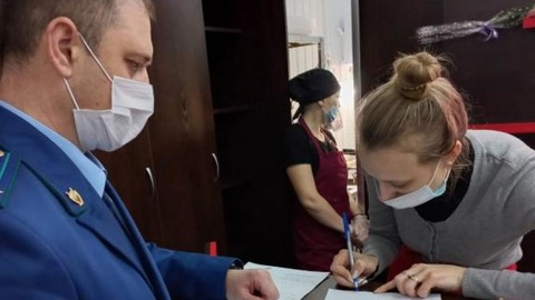 Около 20 жителей Новосибирской области отравились роллами в кафе