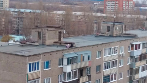 Дети устроили опасные игры на краю крыши 9-этажного дома