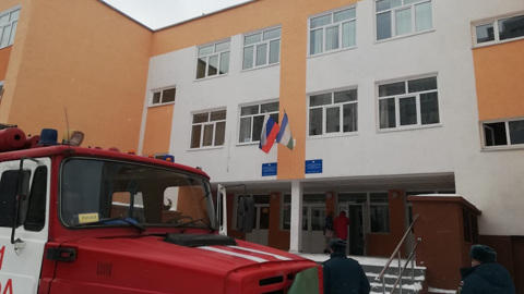 Горит спортинвентарь: уфимскую школу эвакуировали из-за задымления