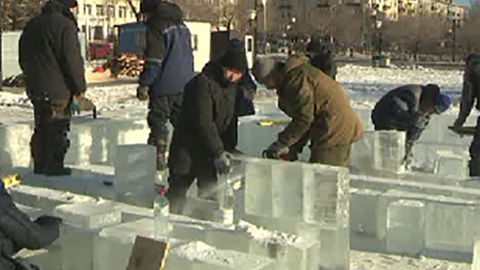 На главной площади в Чите начали возводить ледовый городок