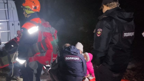 В горах Крыма 2 часа искали травмированную туристку с 3-летним ребенком