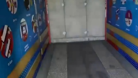 Девушка упала в шахту лифта торгового центра в Санкт-Петербурге