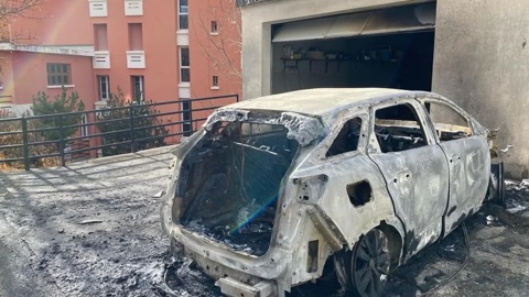 Неизвестные сожгли автомобиль мэра французского города
