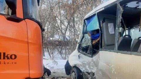 В Омске столкнулись фура и маршрутка, есть пострадавшие