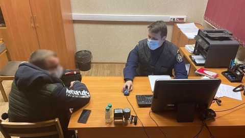 На балконе кировской многоэтажки нашли завернутый в ковер труп