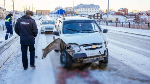 На дамбе в Салехарде автомобиль врезался в столб, есть пострадавшие