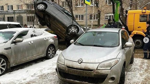 Эвакуатор в Казани уронил иномарку
