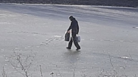В Липецкой области двух рыбаков задержали за прогулку по льду