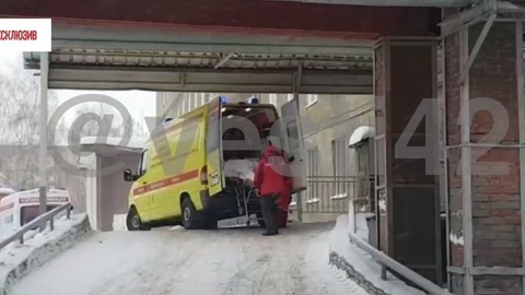 Выжившего при ЧП на шахте горноспасателя перевезли в Кемерово