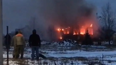 Мужчина вынес бабушку и ребенка из горящего дома в Тверской области