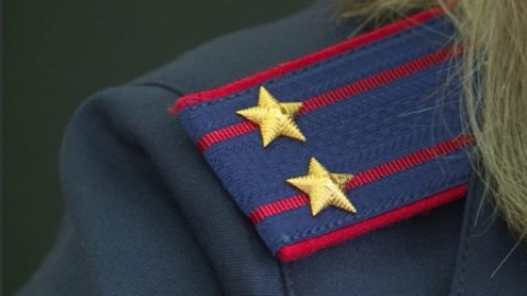 Юноша забрался на крышу грузового вагона и получил удар током