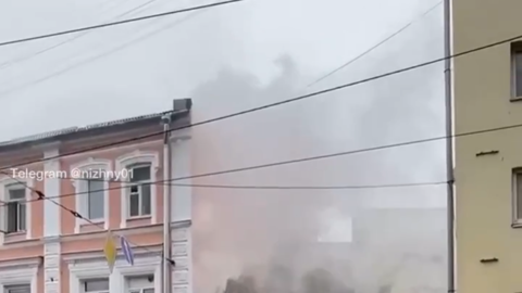 В центре Нижнего Новгорода горит многоквартирный дом