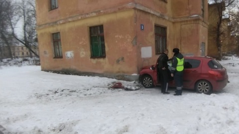 В Уфе водитель, уходя от погони, устроил ДТП и врезался в дом
