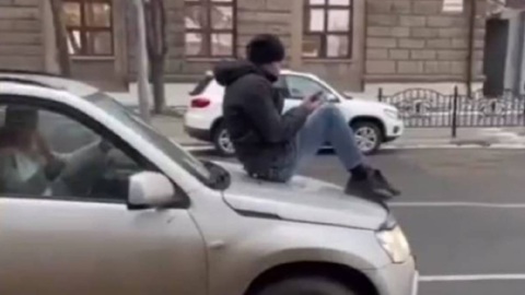 В Ярославле неизвестный повредил несколько автомобилей