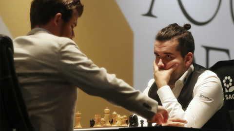Непомнящий уступил Карлсену на старте Grand Chess Tour