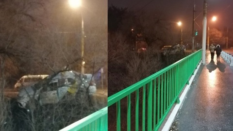 "Гремучая ива": в Воронеже такси застряло в ветках дерева
