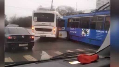 Во Владимире троллейбус въехал в пассажирский автобус
