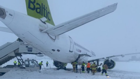 ЧП в Риге: самолет AirBaltic выкатился с полосы, аэропорт закрыт