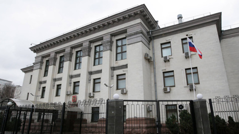 Консульский отдел посольства России в Киеве приостанавливает прием