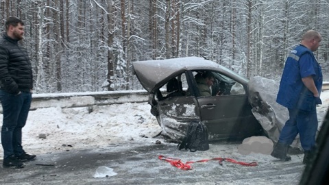 Машину разорвало на части в ДТП на трассе под Петербургом