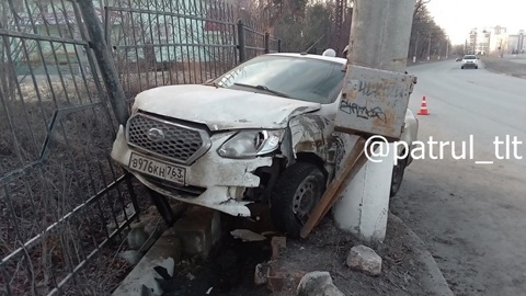 В Тольятти машина повисла между забором и фонарным столбом
