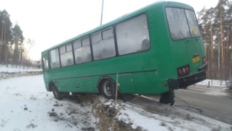 Пассажирский автобус вылетел в кювет на Урале