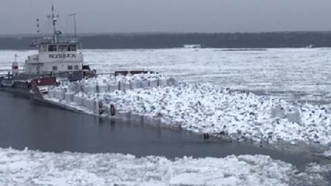 Под Красноярском ушла под лед груженая магнезитом баржа