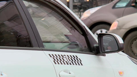 Таксист в Петербурге напал с ножом на пассажиров – один мертв