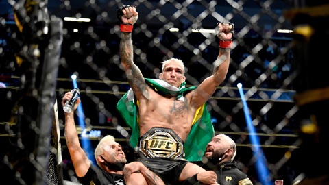 Оливейра защитил титул чемпиона UFC, победив Порье