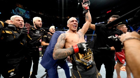 "Теперь историю делаю я". Оливейра – о UFC без Нурмагомедова