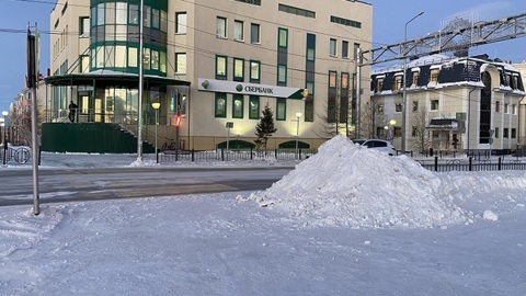 В Салехарде двухметровые сугробы появились у переходов