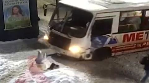 В Ярославле маршрутка сбила девушку, вылетев на остановку