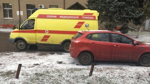 В Воронеже машина скорой помощи врезалась в припаркованную иномарку