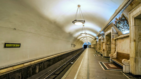 Двое пассажиров упали на рельсы на станции столичного метро