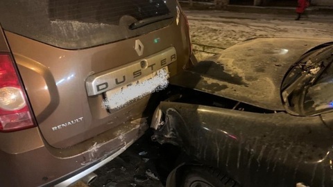 В Самаре автомобиль съехал с эвакуатора и врезался в четыре машины