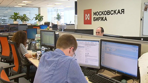 Рубль дорожает