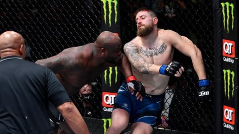 Льюис нокаутировал Докоса в главном бою турнира UFC в Лас-Вегасе