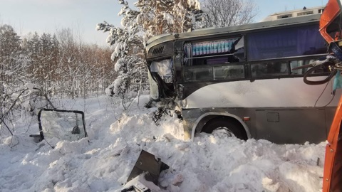 Ехавший в Красноярск автобус столкнулся с грузовиком, есть пострадавшие
